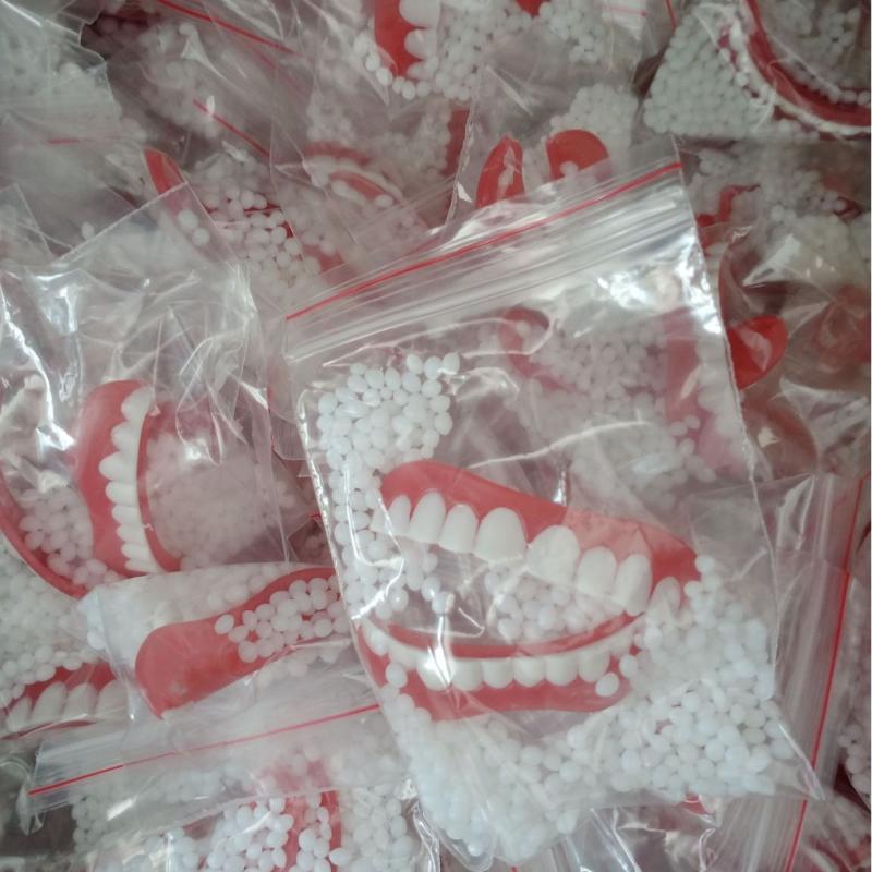 Teeth Whitening Veneers - Nieuwe comfortabele glimlachende kunstgebit met vulmiddel,